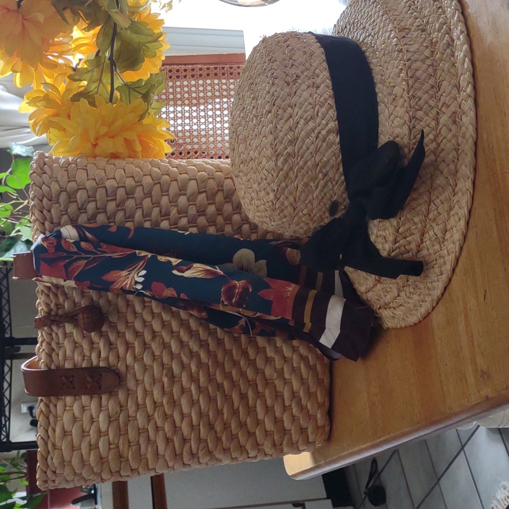 Vintage thick handwoven hyacinth with thick leather handles and leather closi